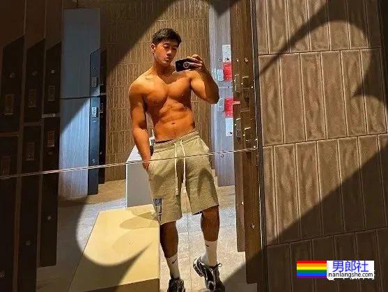 更衣室抓拍黑皮的体育生长得太帅，穿的太少了 - 51虹马