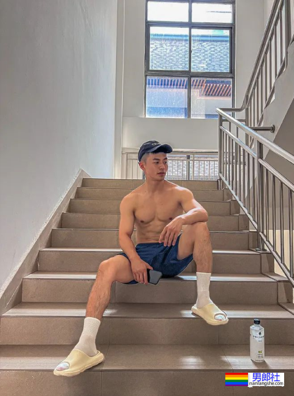 重庆最帅协警黄诗禹的小腹肌，你看过吗？ - 51虹马