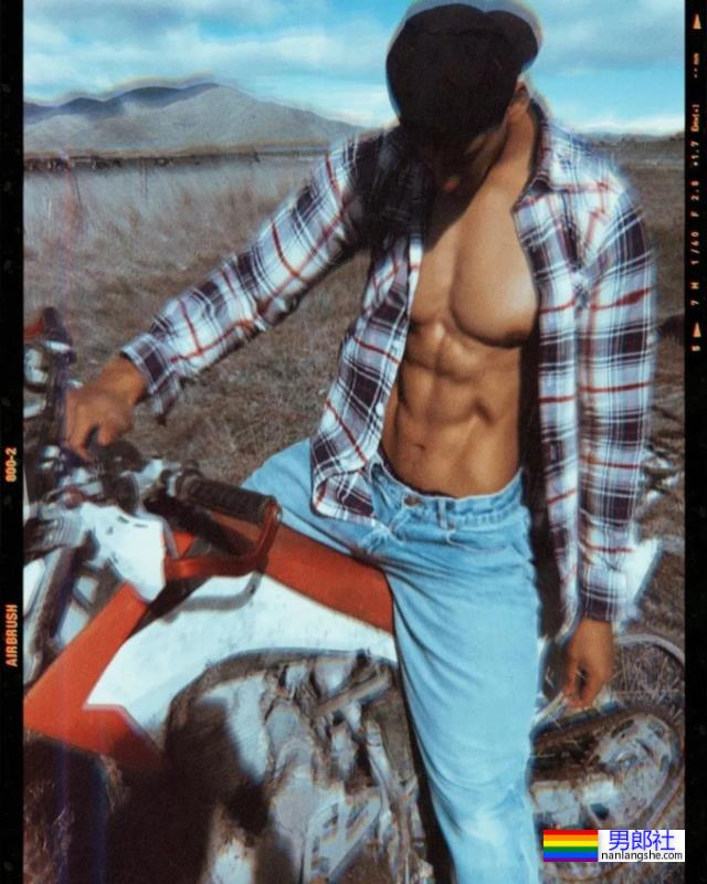 22岁农夫小哥爆红推特，网友：赶紧把衣服穿好了！ - 51虹马