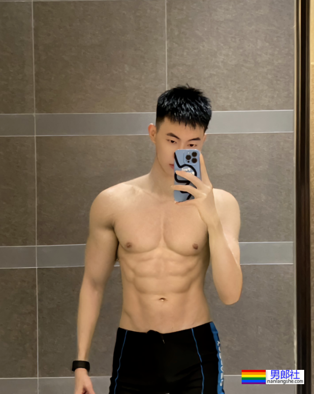 更衣室抓拍黑皮的体育生长得太帅，穿的太少了 - 51虹马