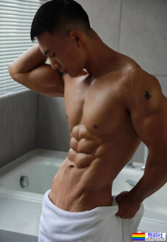 穿超短裤的寸头黑皮运动男，大长腿风采太可了 - 51虹马