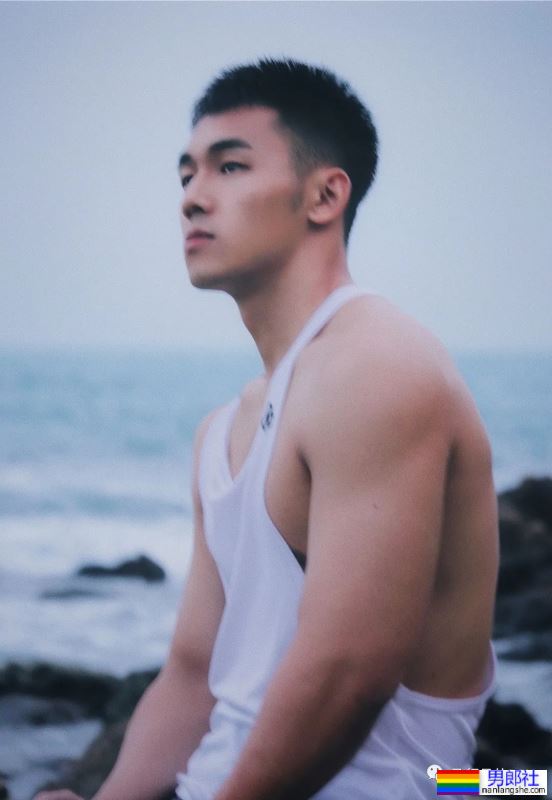 穿灰裤子的网球帅哥，也太让人喜欢了吧！ - 51虹马