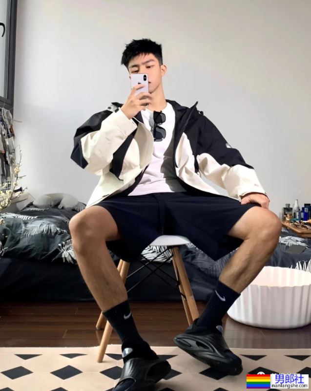 成都短发小哥对镜自拍，这枚体育生长得太耐看了 - 51虹马