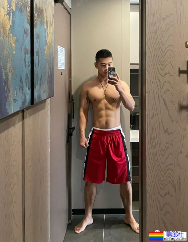 贵州的肌肉警察小哥哥，鼻子也太大了 - 51虹马