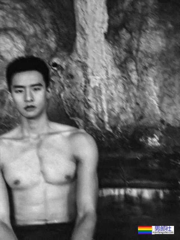 最近超火的抖音男神王京杨，床上腹肌照绝了 - 51虹马