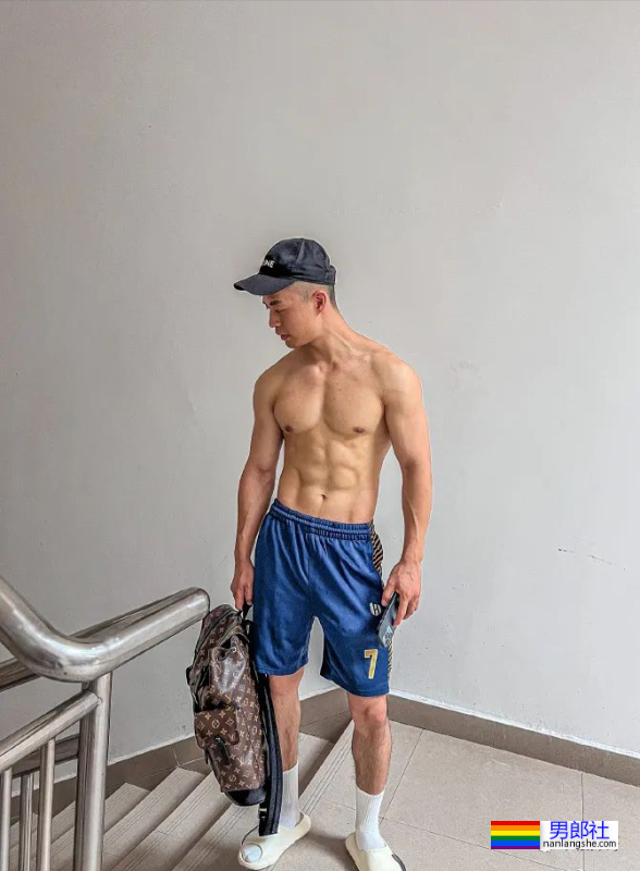 重庆最帅协警黄诗禹的小腹肌，你看过吗？ - 51虹马