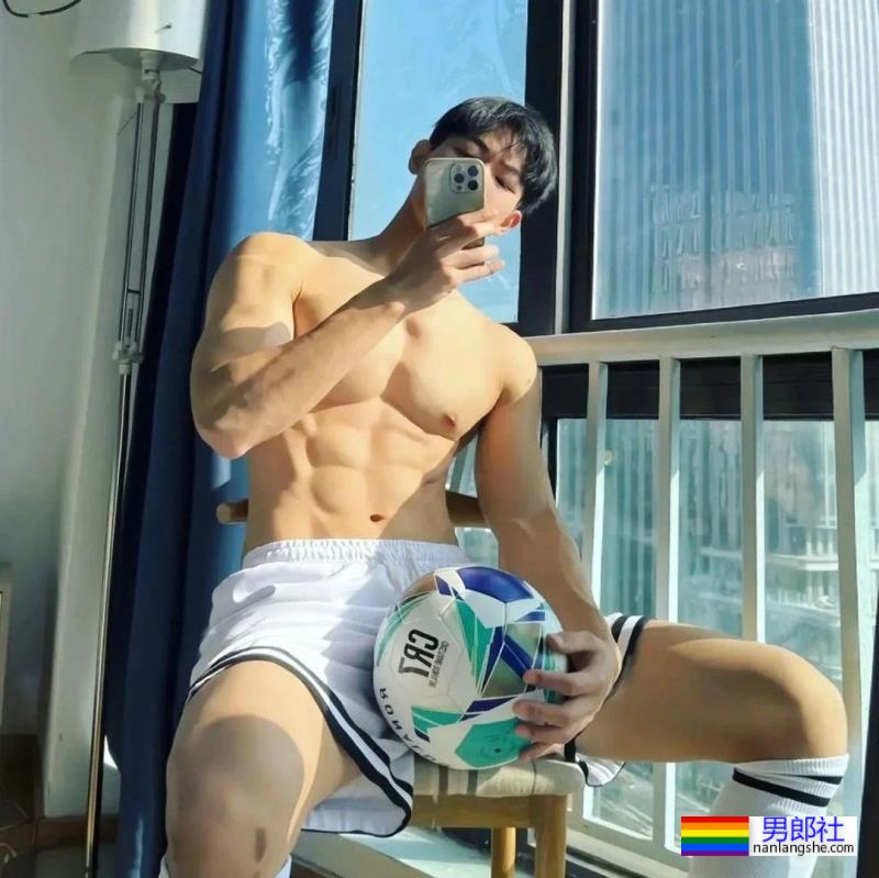 更衣室抓拍黑皮的体育生长得太帅，穿的太少了 - 51虹马