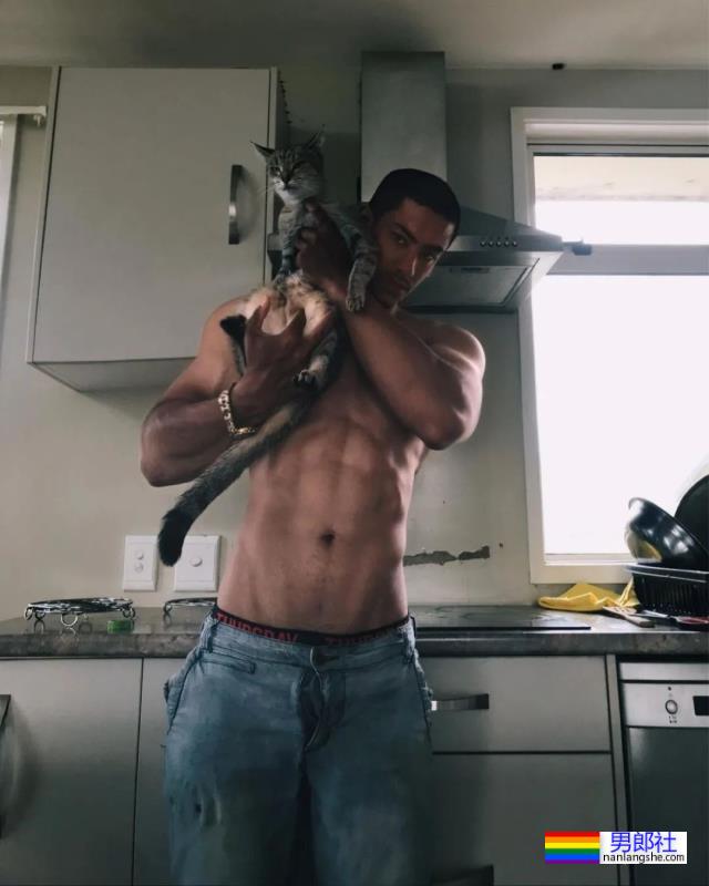 22岁农夫小哥爆红推特，网友：赶紧把衣服穿好了！ - 51虹马