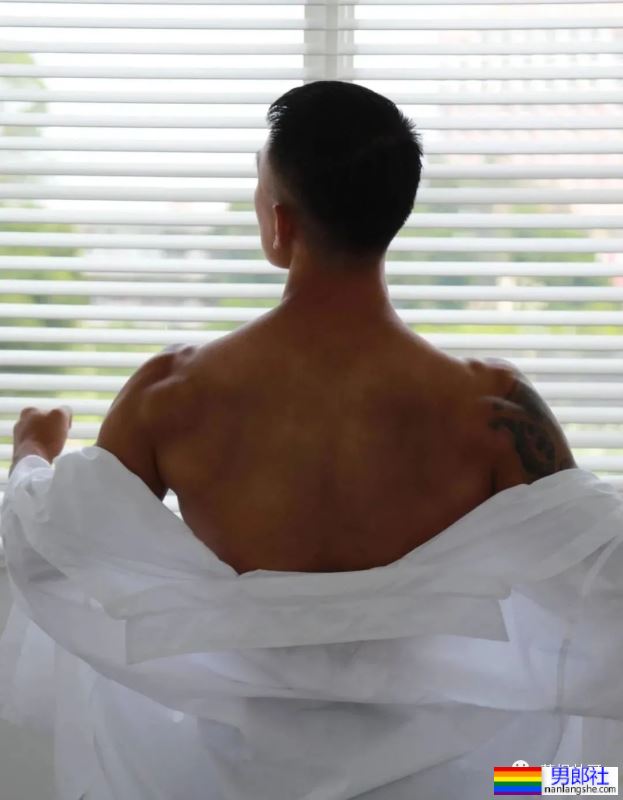 穿超短裤的寸头黑皮运动男，大长腿风采太可了 - 51虹马