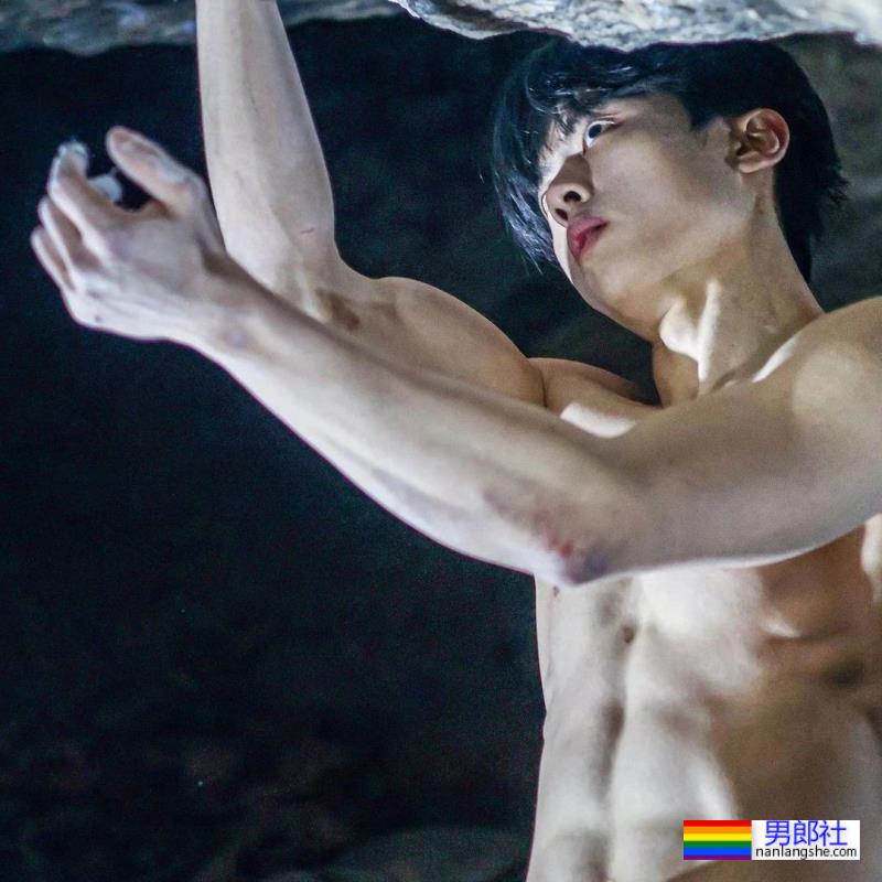 更衣室抓拍黑皮的体育生长得太帅，穿的太少了 - 51虹马