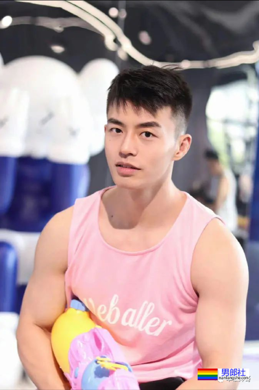 重庆最帅协警黄诗禹的小腹肌，你看过吗？ - 51虹马