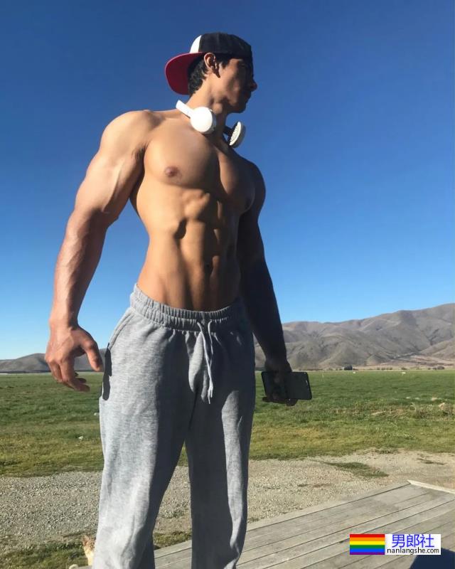 22岁农夫小哥爆红推特，网友：赶紧把衣服穿好了！ - 51虹马