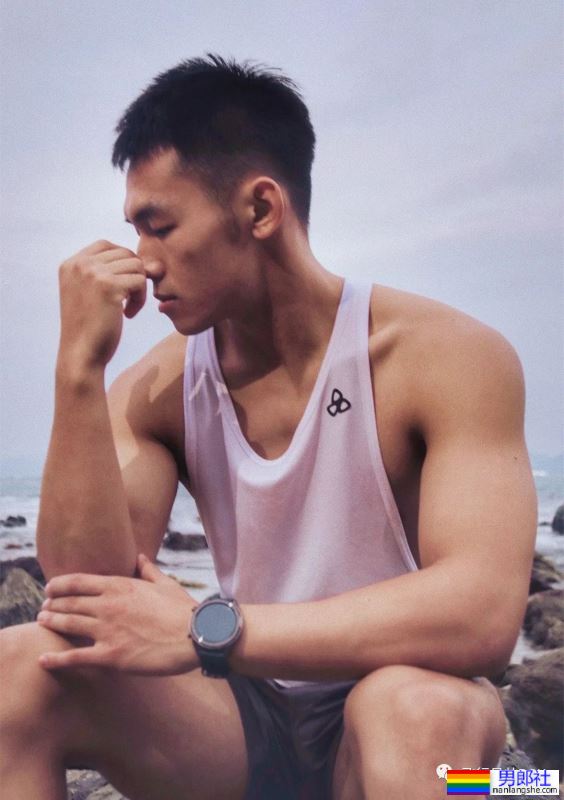 穿灰裤子的网球帅哥，也太让人喜欢了吧！ - 51虹马