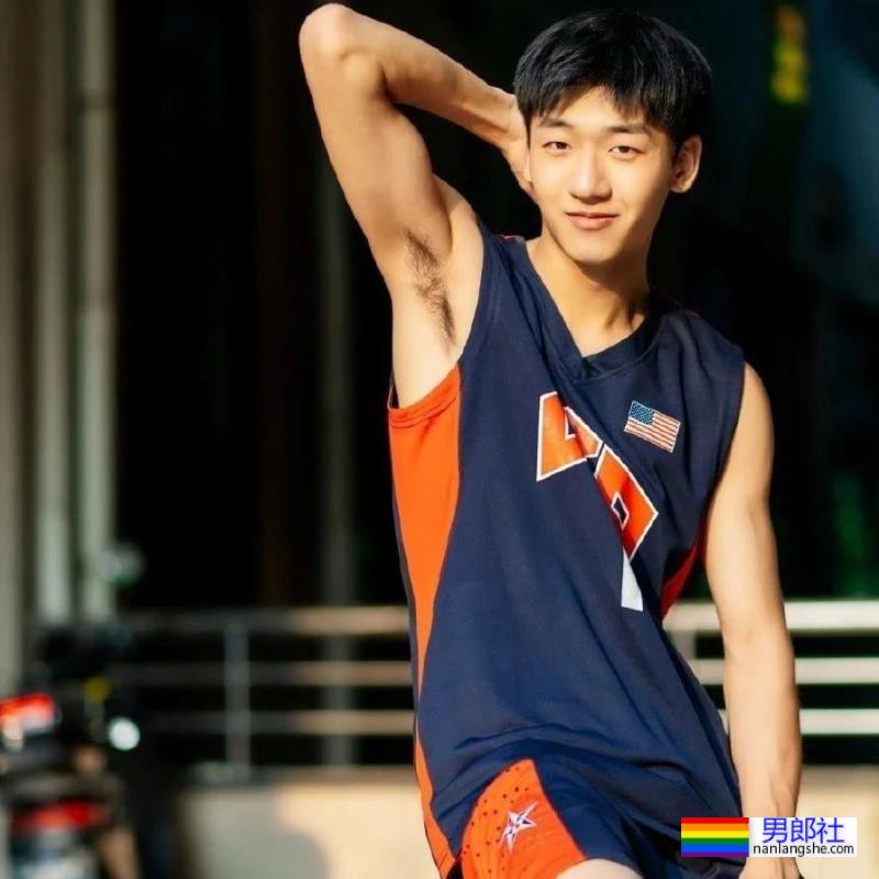 最近超火的抖音男神王京杨，床上腹肌照绝了 - 51虹马