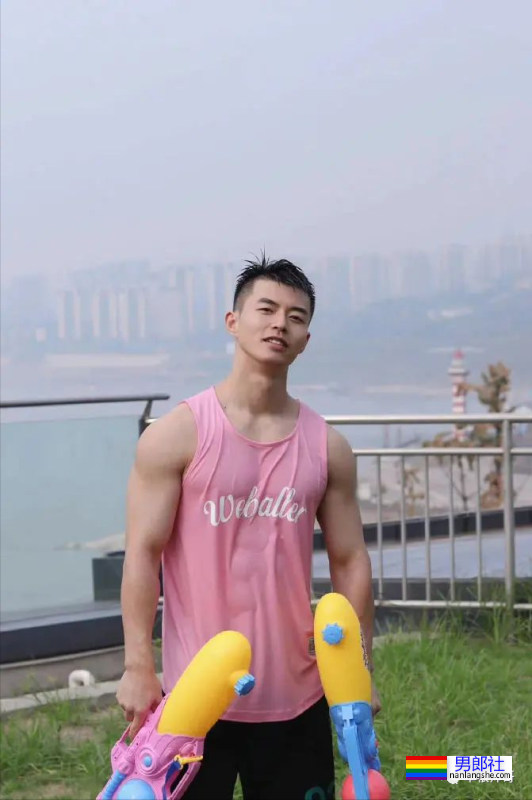 重庆最帅协警黄诗禹的小腹肌，你看过吗？ - 51虹马