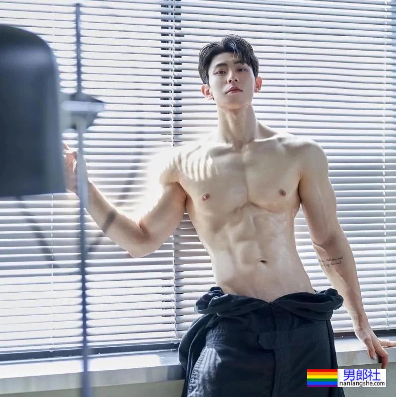 最近超火的抖音男神王京杨，床上腹肌照绝了 - 51虹马