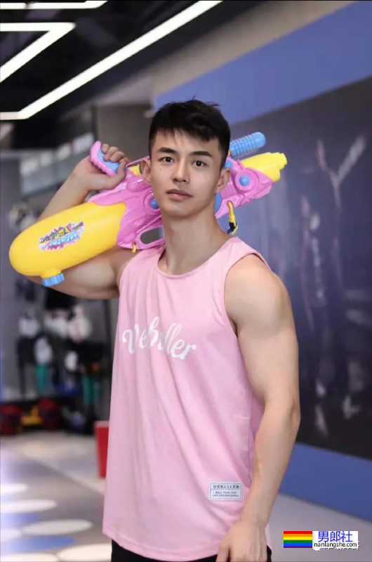 重庆最帅协警黄诗禹的小腹肌，你看过吗？ - 51虹马