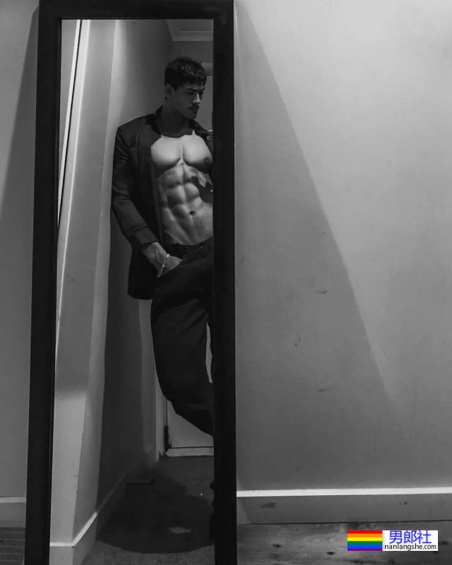 22岁农夫小哥爆红推特，网友：赶紧把衣服穿好了！ - 51虹马