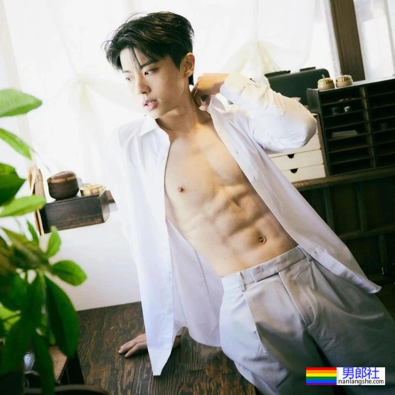 最近超火的抖音男神王京杨，床上腹肌照绝了 - 51虹马