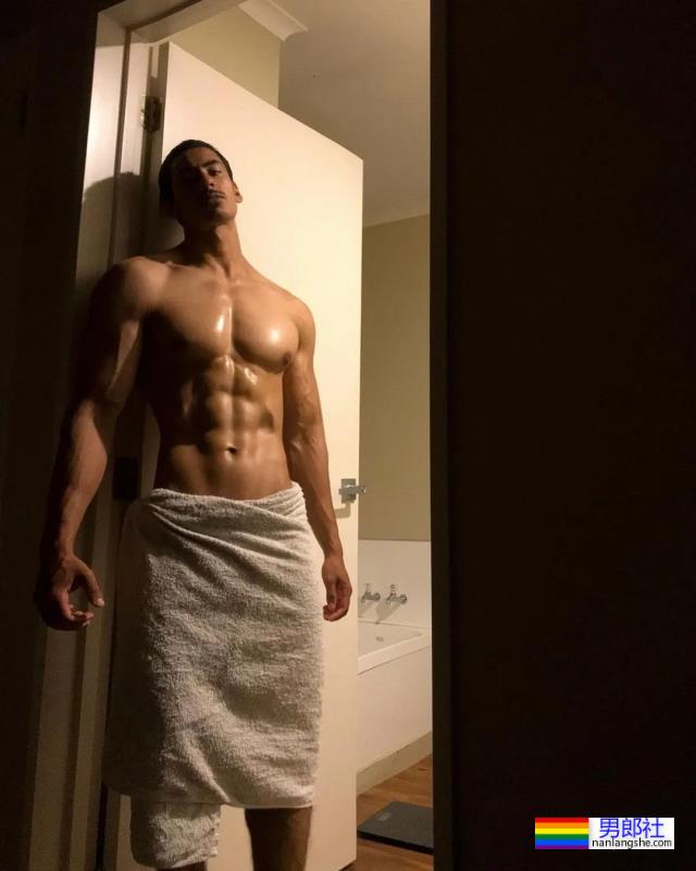 22岁农夫小哥爆红推特，网友：赶紧把衣服穿好了！ - 51虹马