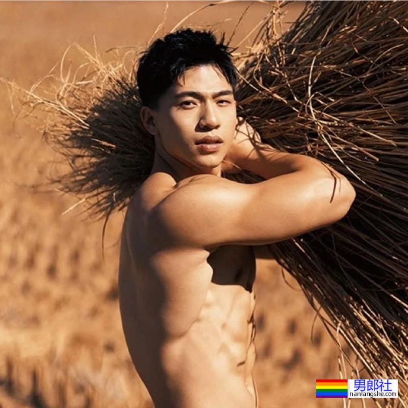 泳池穿紧身泳裤的肌肉壮男，这实力藏不住了 - 51虹马