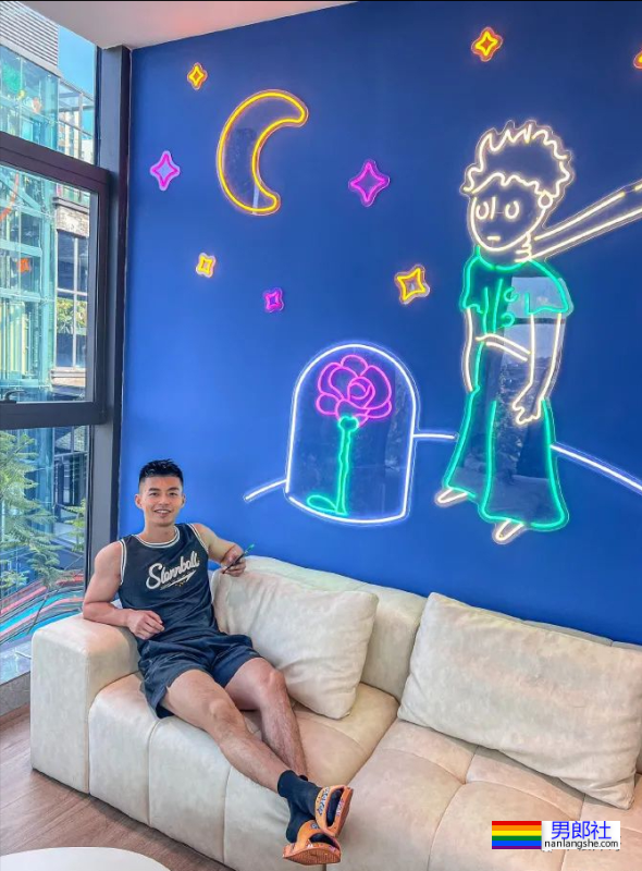 重庆最帅协警黄诗禹的小腹肌，你看过吗？ - 51虹马