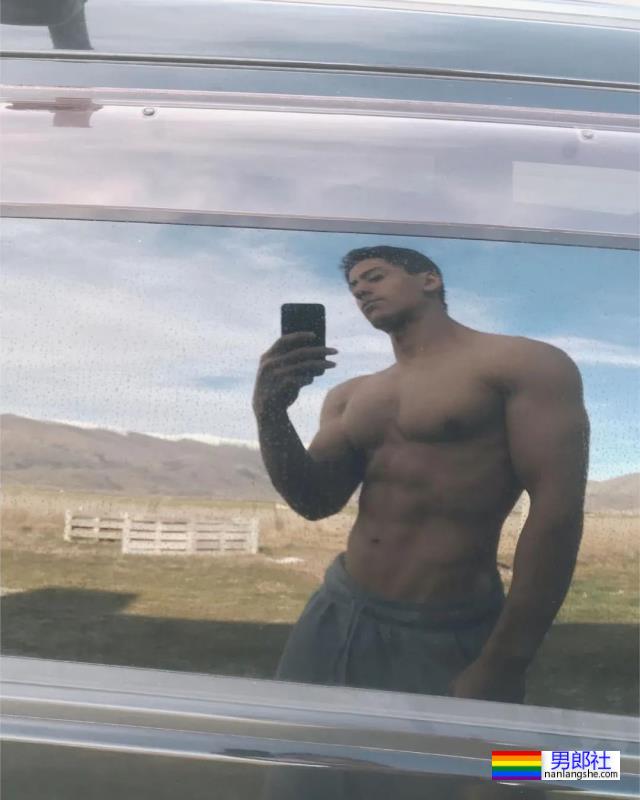 22岁农夫小哥爆红推特，网友：赶紧把衣服穿好了！ - 51虹马