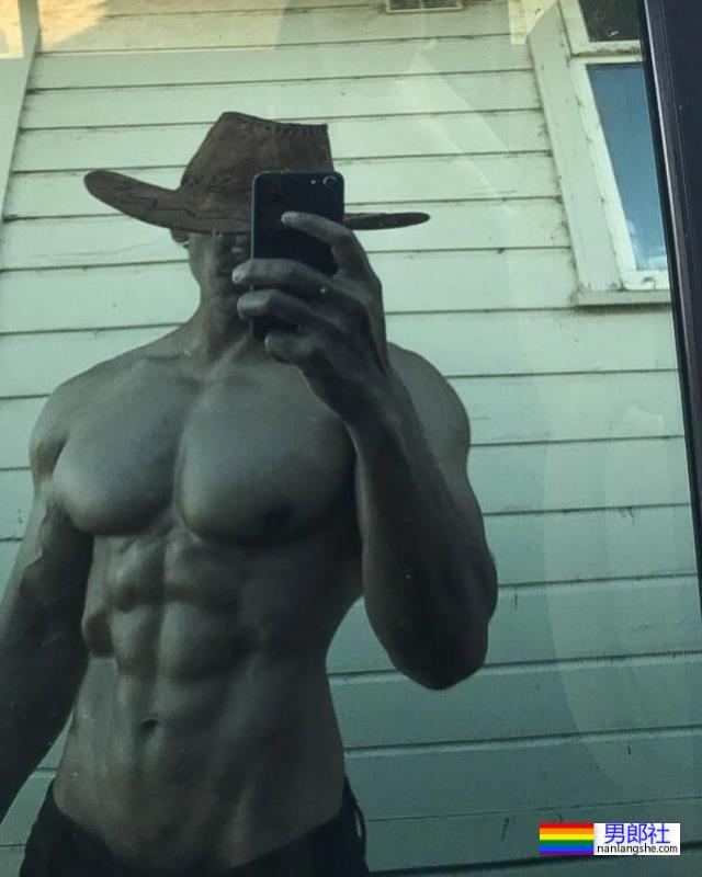 22岁农夫小哥爆红推特，网友：赶紧把衣服穿好了！ - 51虹马