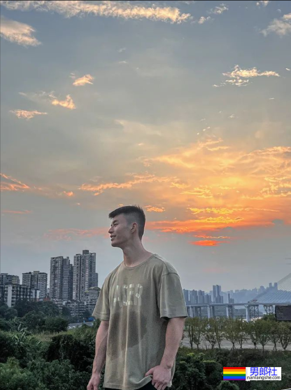 重庆最帅协警黄诗禹的小腹肌，你看过吗？ - 51虹马