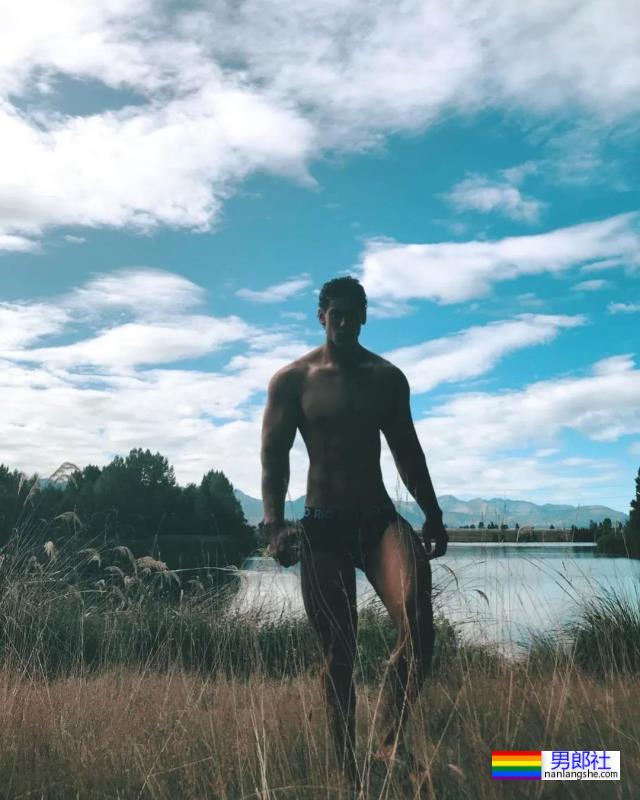 22岁农夫小哥爆红推特，网友：赶紧把衣服穿好了！ - 51虹马