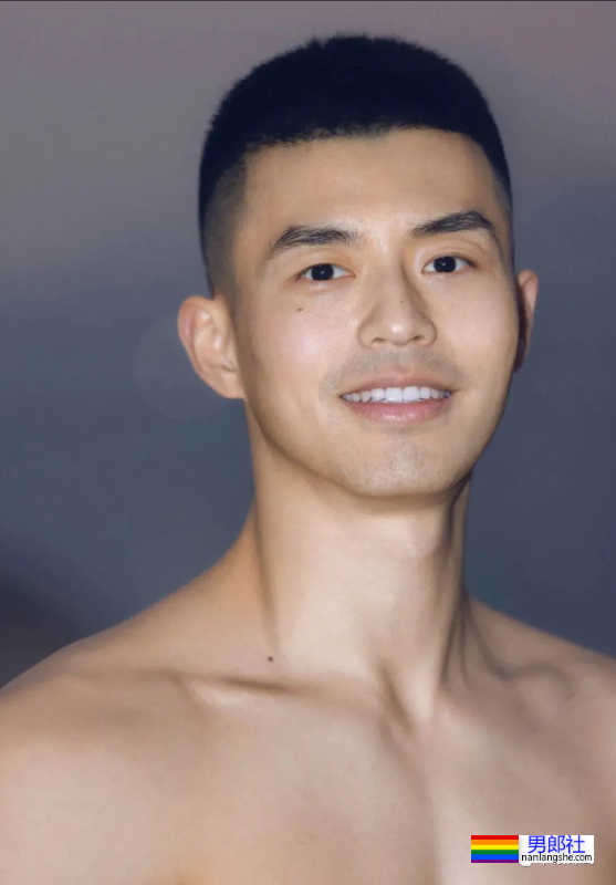 重庆最帅协警黄诗禹的小腹肌，你看过吗？ - 51虹马