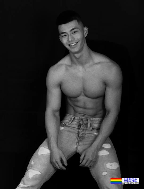 重庆最帅协警黄诗禹的小腹肌，你看过吗？ - 51虹马