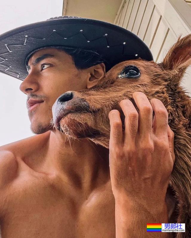 22岁农夫小哥爆红推特，网友：赶紧把衣服穿好了！ - 51虹马