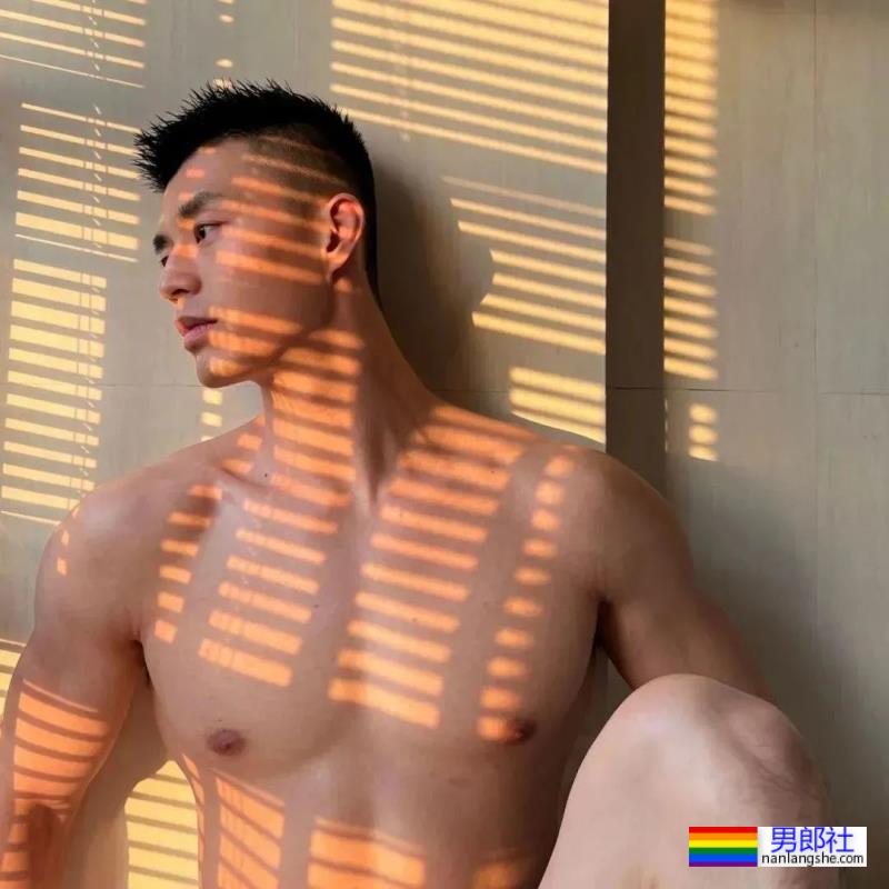 重庆最帅协警黄诗禹的小腹肌，你看过吗？ - 51虹马