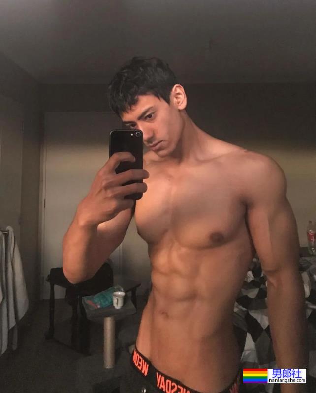 22岁农夫小哥爆红推特，网友：赶紧把衣服穿好了！ - 51虹马