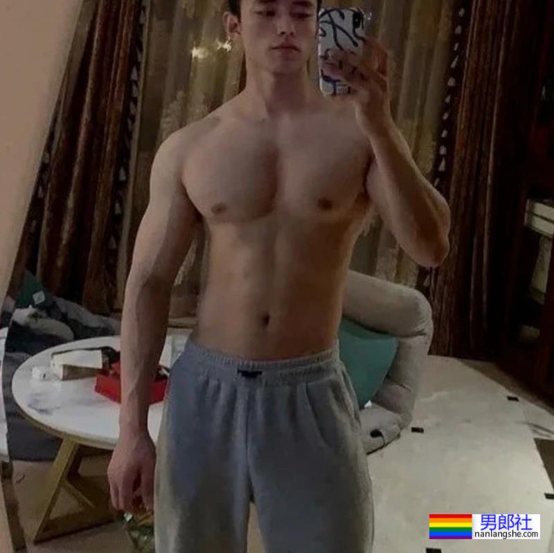 重庆最帅协警黄诗禹的小腹肌，你看过吗？ - 51虹马