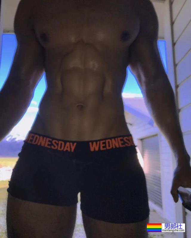 22岁农夫小哥爆红推特，网友：赶紧把衣服穿好了！ - 51虹马