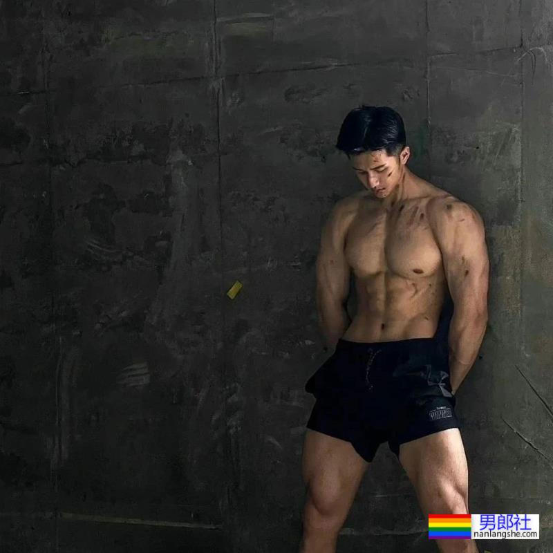 重庆最帅协警黄诗禹的小腹肌，你看过吗？ - 51虹马