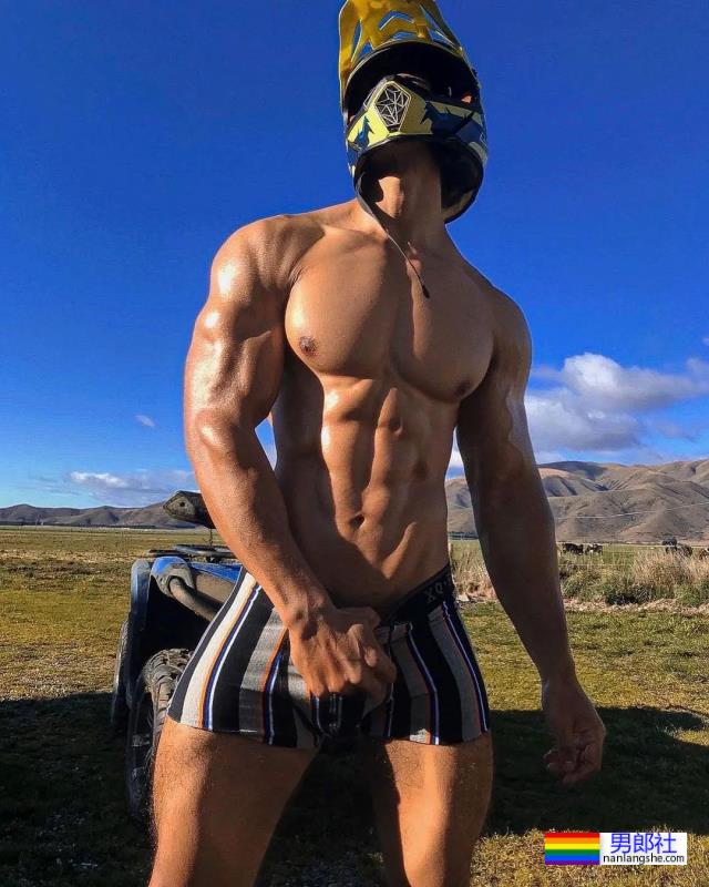 22岁农夫小哥爆红推特，网友：赶紧把衣服穿好了！ - 51虹马