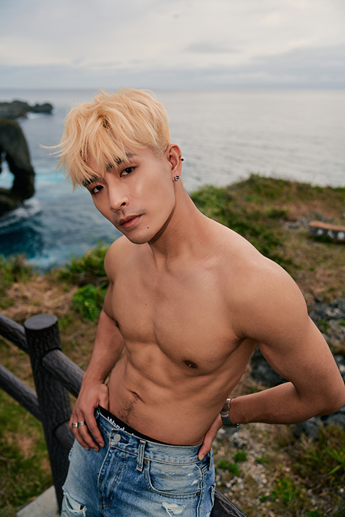 同志天菜《刺刺》首部个人写真挑战全裸拍摄 远赴冲绳取景竟意外撞鬼 - 51虹马 同志天菜《刺刺》首部个人写真挑战全裸拍摄 远赴冲绳取景竟意外撞鬼 - 51虹马