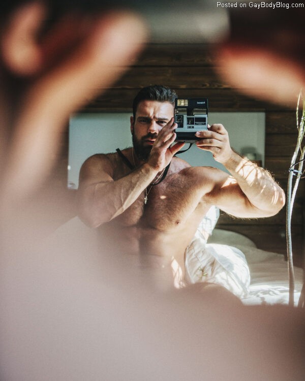 野外露出的艺术！ 「裸体自拍」摄影师展现男性胴体的自然魅力！ - 51虹马