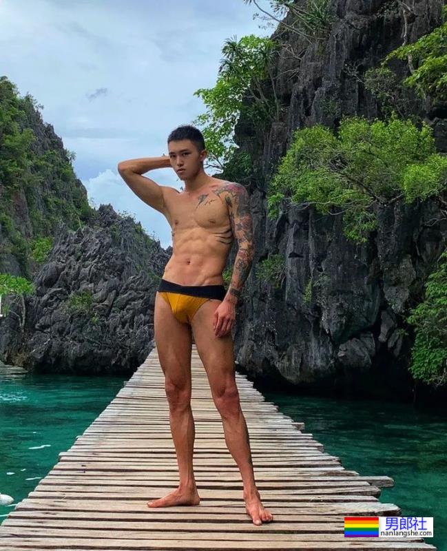 扒到了!青蛙头套皮下的肌肉男竟然是他…… - 51虹马 扒到了!青蛙头套皮下的肌肉男竟然是他…… - 51虹马