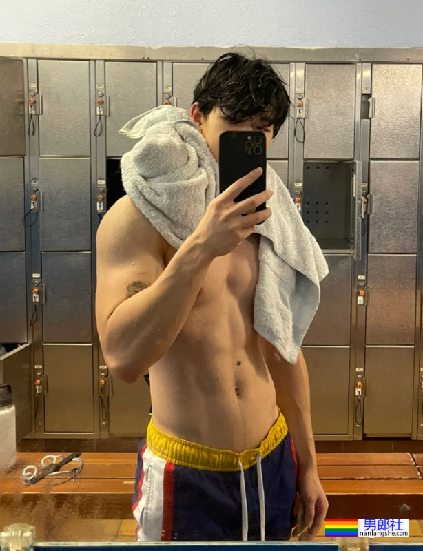 190cm肌肉男护士爆红，这身材也太绝了！ - 51虹马