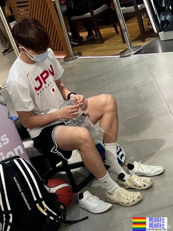 地铁的男生穿短裤越来越短，一坐下简直太展露实力了 - 51虹马