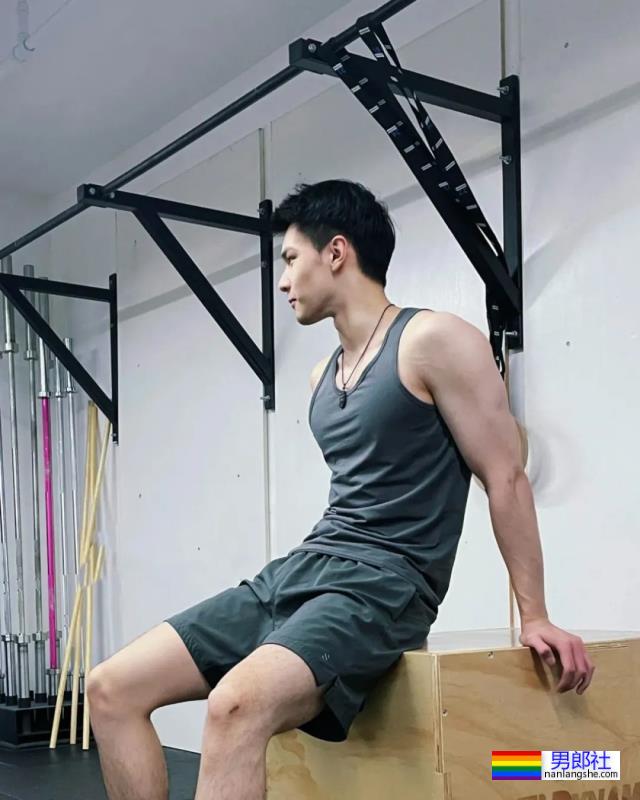 天理何在！这九头身薄肌小狼狗居然都25了？ - 51虹马