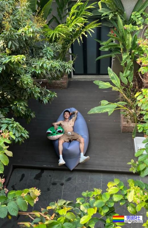 扒到了!青蛙头套皮下的肌肉男竟然是他…… - 51虹马 扒到了!青蛙头套皮下的肌肉男竟然是他…… - 51虹马