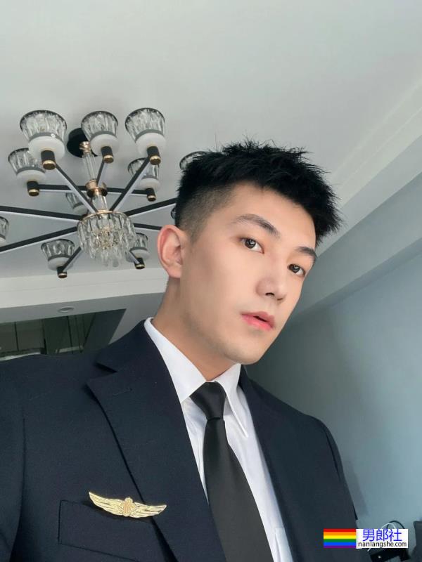 哈尔滨的空少戴口罩太帅火了，取了口罩长这样！ - 51虹马