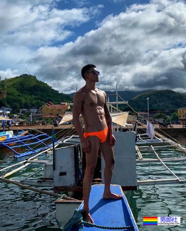 扒到了!青蛙头套皮下的肌肉男竟然是他…… - 51虹马 扒到了!青蛙头套皮下的肌肉男竟然是他…… - 51虹马