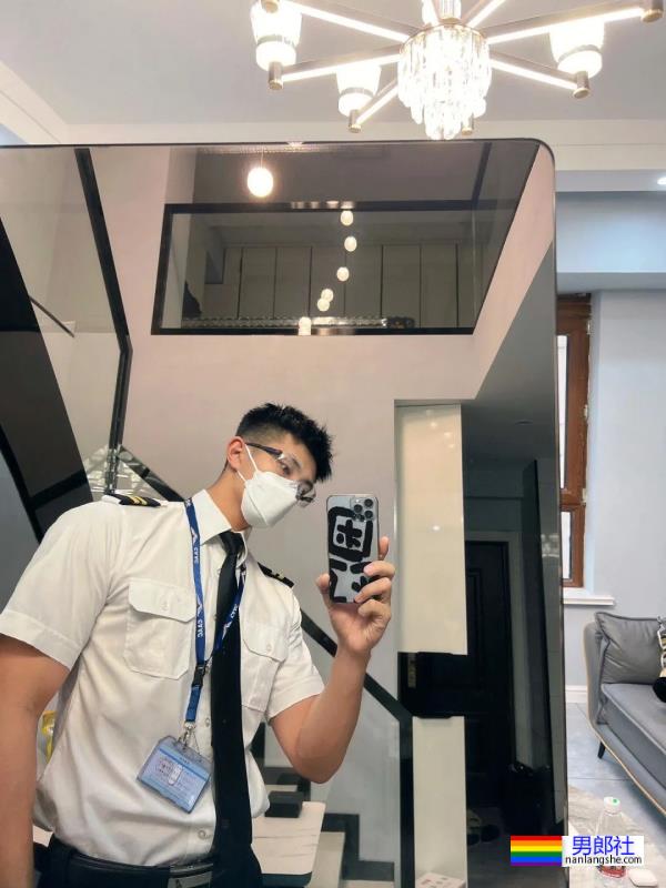 哈尔滨的空少戴口罩太帅火了，取了口罩长这样！ - 51虹马