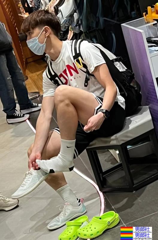 地铁的男生穿短裤越来越短，一坐下简直太展露实力了 - 51虹马